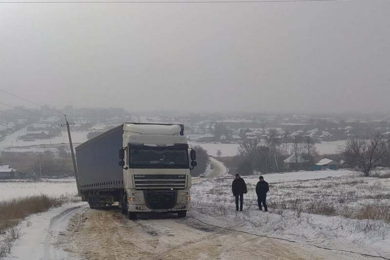 На Харьковщине спасатели вытаскивали из снежного заноса фуры