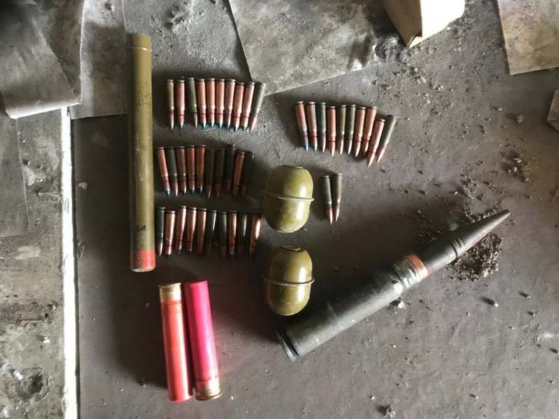 Донецкие пограничники обнаружили тайник с гранатами, патронами и сигнальной миной