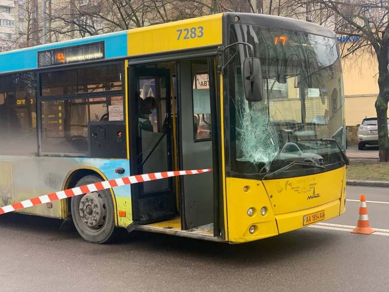 В Киеве пассажирский автобус снес пешехода на "зебре" (ВИДЕО)
