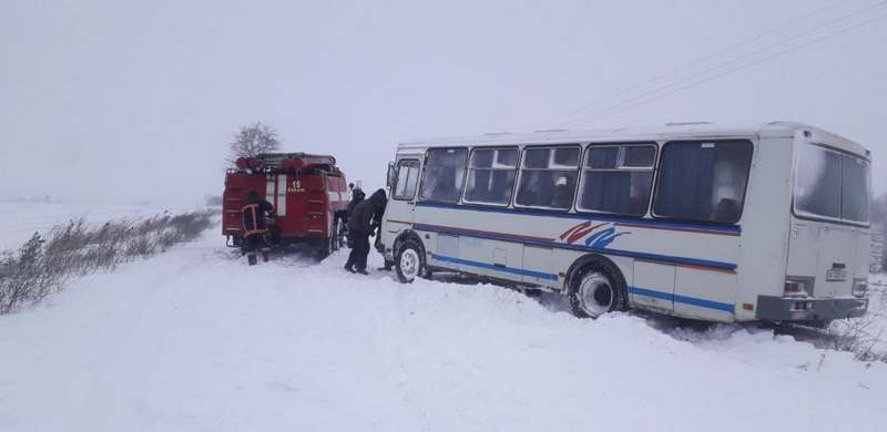 В Волынской области в снежных сугробах застрял автобус со школьниками (ВИДЕО)