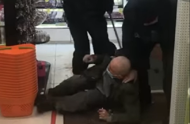 В Житомире охранники магазина ногами и палкой избили посетителя (ВИДЕО)
