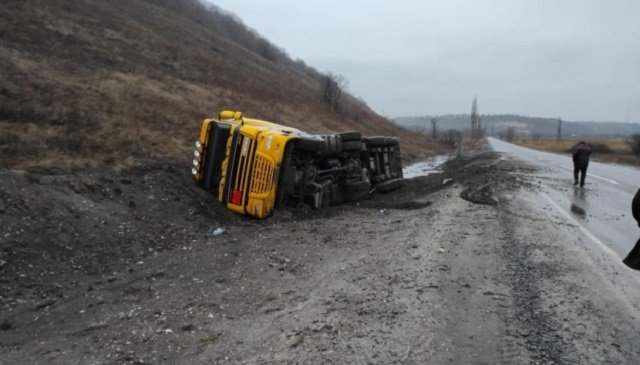 На Луганщине перевернулся грузовик с мазутом (ФОТО)