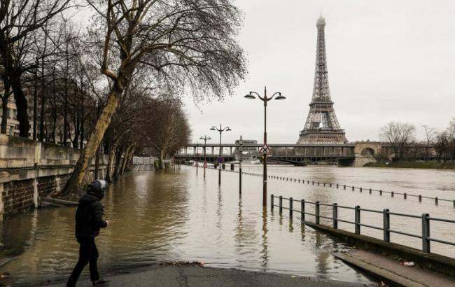 Из-за проливных дождей Париж превратился в Венецию (ВИДЕО)