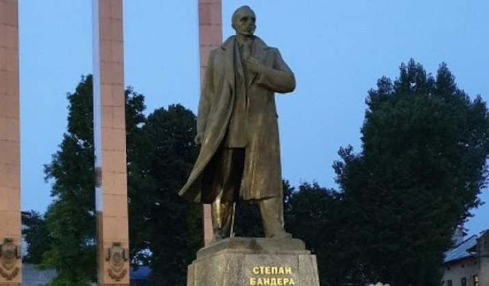 Во Львове облили красной краской памятник Степану Бандере (ФОТО)