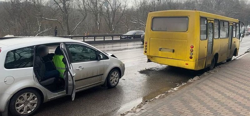 В Киеве на остановке пьяный водитель Ford влетел в автобус