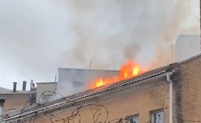 В Киеве горела крыша двухэтажного здания (ФОТО)
