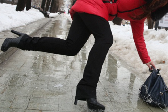 В Одессе ограбили девушку, когда она поскользнулась на льду