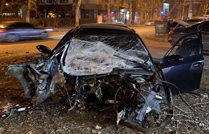 В Одессе на Сегедской BMW влетел в столб и загорелся (ФОТО)