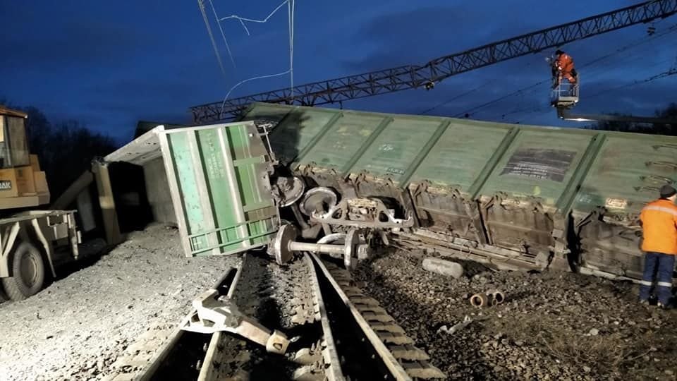 Железнодорожная авария на Днепропетровщине: с рельсов сошли 8 вагонов (ФОТО)