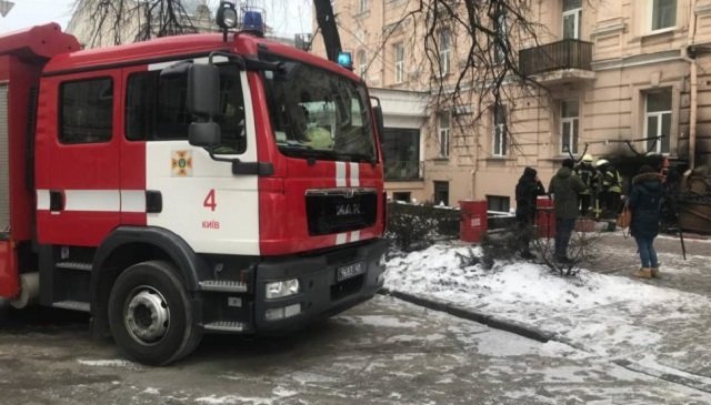 В Киеве горело кафе в жилом доме (ФОТО)
