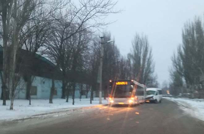 В Запорожье маршрутка врезалась в пассажирский автобус