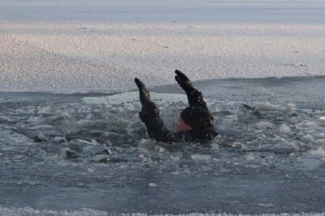 В Запорожской области рыбак провалился под лед
