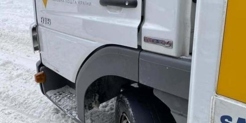 "Укрпочта" объяснила "зраду" с грузовиком на лысой резине в снегу (ФОТО)