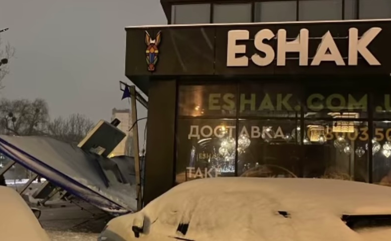 В киевском ресторане из-за обилия снега обрушилась крыша