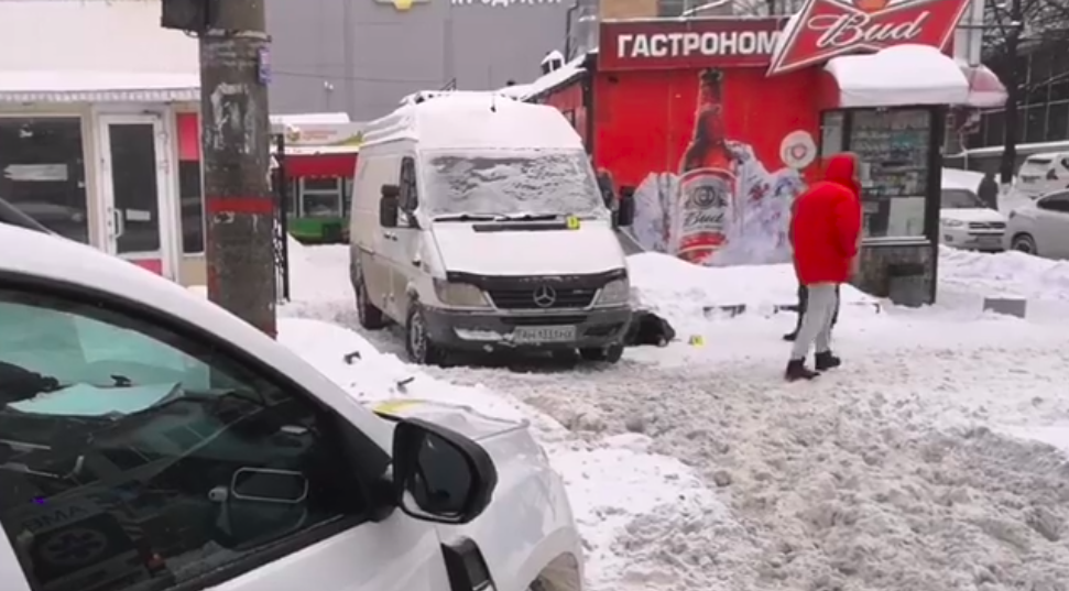В Киеве водитель пытался выбраться из снежного плена и задавил продавца (ВИДЕО)
