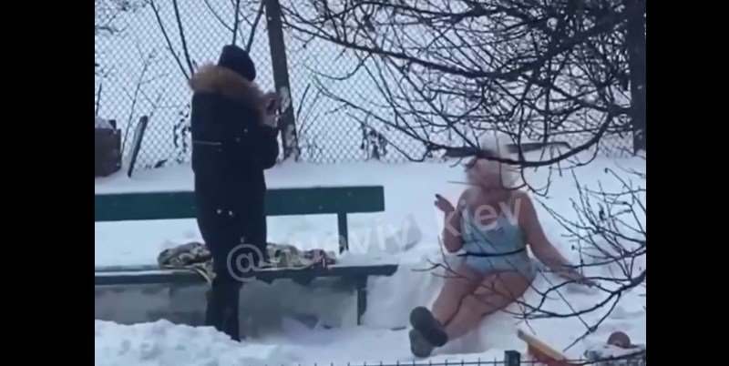 В Киеве в мороз по улице разгуливала женщина в купальнике