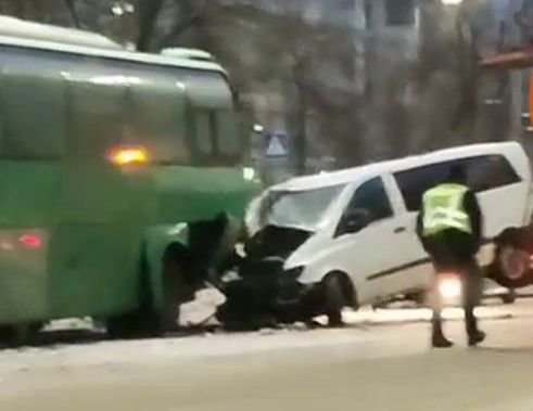В Киеве столкнулись автобус с микроавтобусом