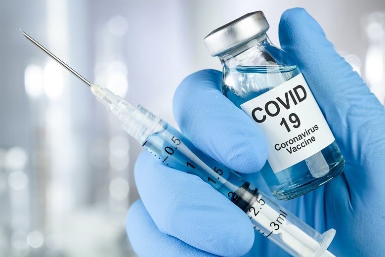 В США 90-летняя женщина ради прививки от COVID-19 прошла 10 км в непогоду