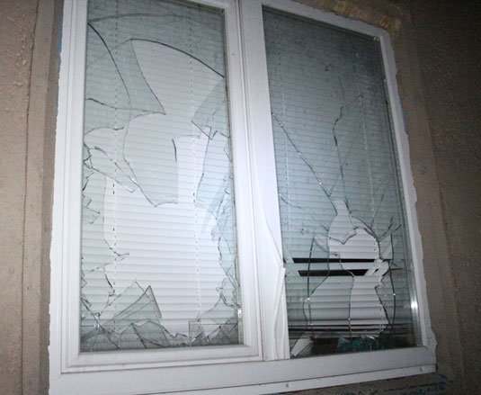 В Харькове хулиганы разили все окна в магазине