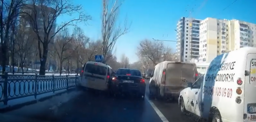 В Николаеве водитель пытаясь избежать ДТП вылетел на тротуар (ВИДЕО)