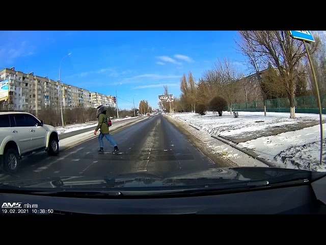 В Запорожской области водитель спас девушку на пешеходном переходе (ВИДЕО)