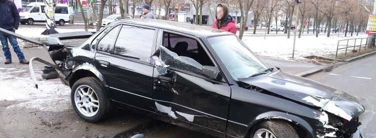 В Николаеве «БМВ», чтобы не сбить пешехода-нарушителя, врезался в забор
