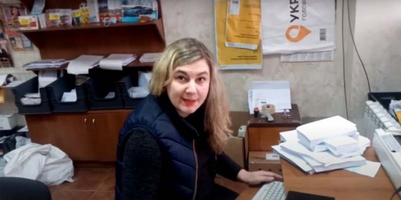 В Кривом Роге уволили сотрудницу Укрпочты, которая отказывалась говорить на украинском и носить маску