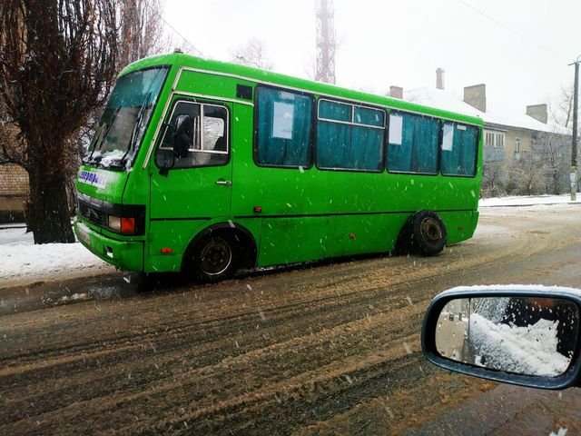 По Киеву ездила маршрутка с отваливающимся колесом (ФОТО)