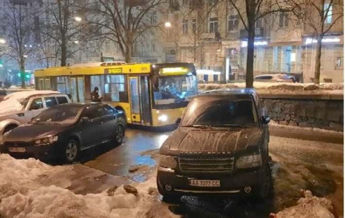 В Киеве автохам на внедорожнике нагло заблокировал движение в центре
