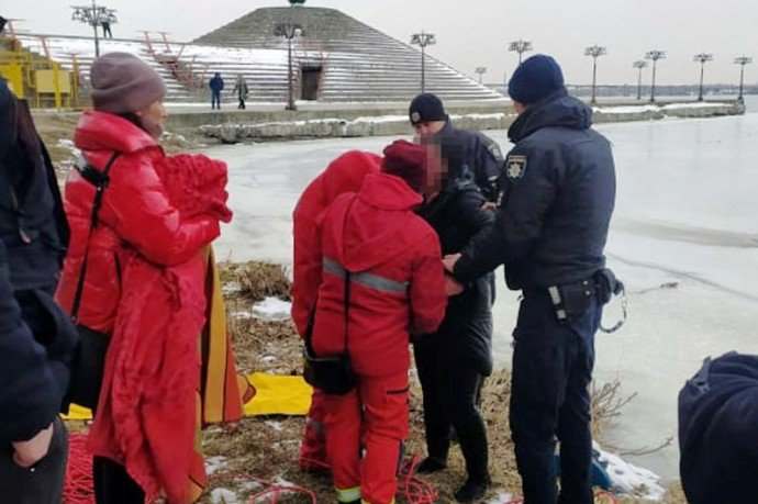 В городе Днепр женщина провалилась под лед (ФОТО)