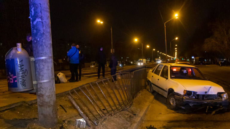 В городе Днепр на Донецком шоссе Opel влетел в столб