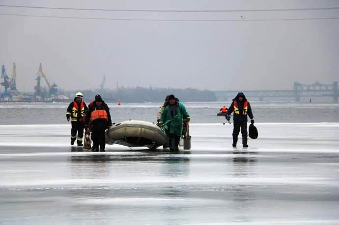 В городе Днепр спасатели сняли со льдины шестерых рыбаков  (ВИДЕО)