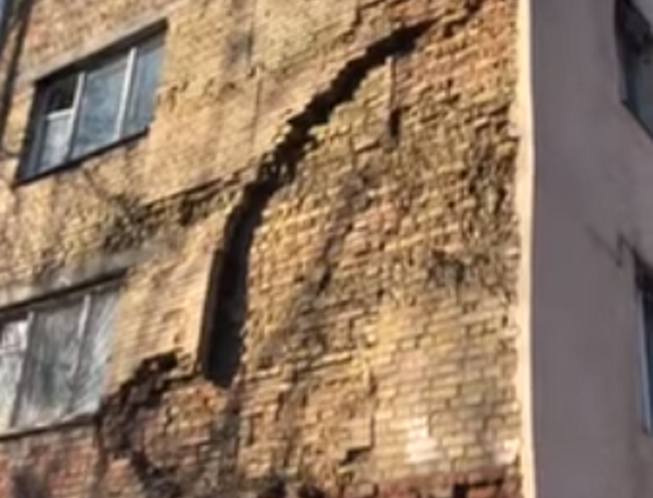 В одном из районов Киева рассыпается стена жилого дома (ВИДЕО)