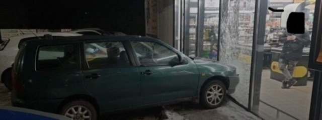 В Польше пьяный украинец за рулем влетел в витрину магазина
