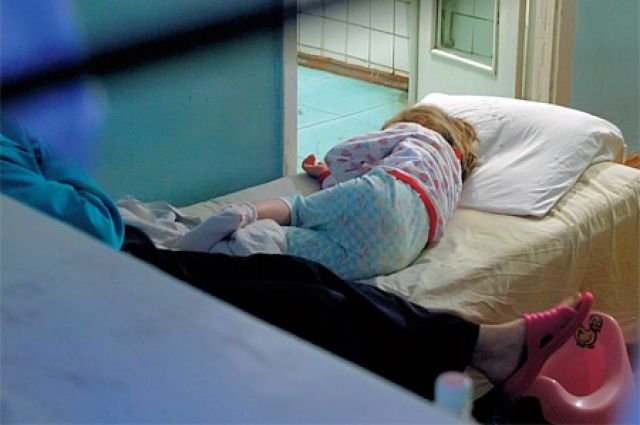 В Днепре 5-летняя девочка с отравлением суррогатным алкоголем попала в больницу