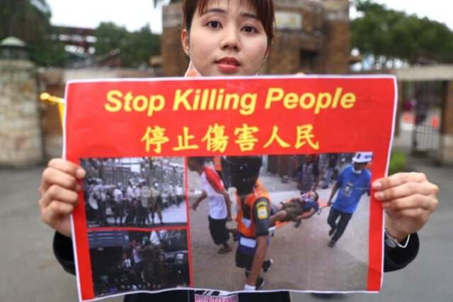В Мьянме расстреливают протестующих против госпереворота (ФОТО)