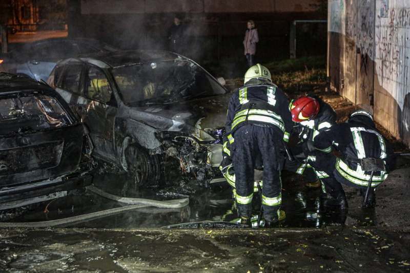 В Киеве на проспекте Маяковского загорелось припаркованное авто