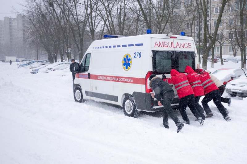 В Киеве из-за снегопада медики скорой помощи шли пешком к пациенту
