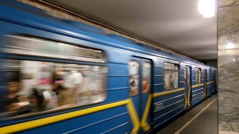 На станции метро Крещатик на рельсы упал мужчина