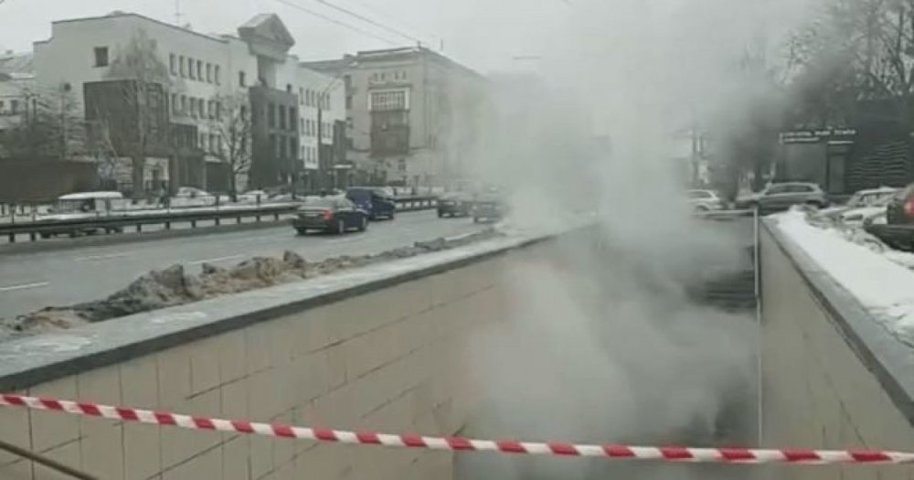 В Киеве затопило кипятком подземный переход (ВИДЕО)