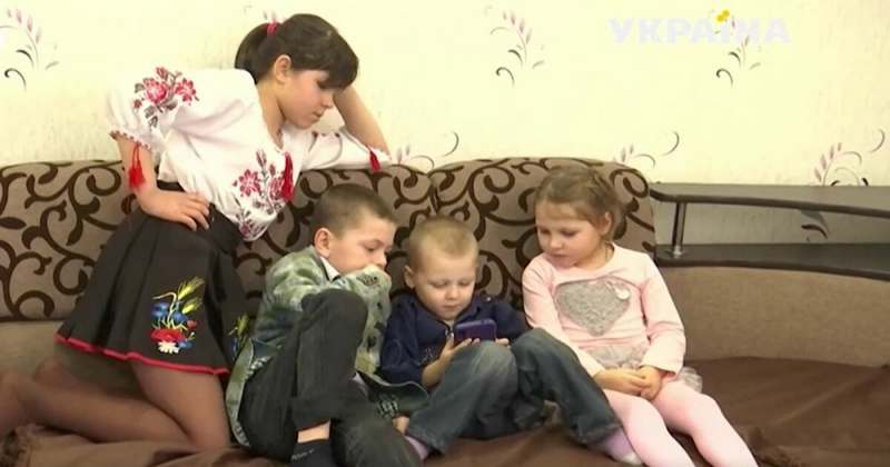 Мать пропадала полгода: в Одесской области 10-летняя девочка работала, чтобы заботиться о братике и сестрах
