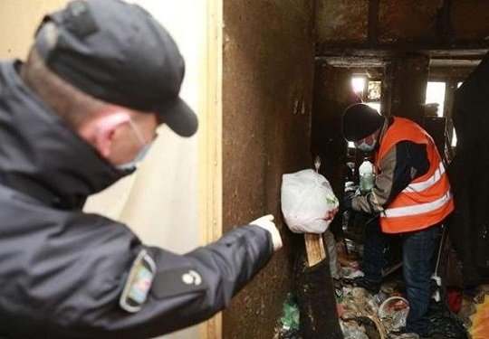 Киевская полиция провела рейд по очистке заваленных хламом квартир (ФОТО)