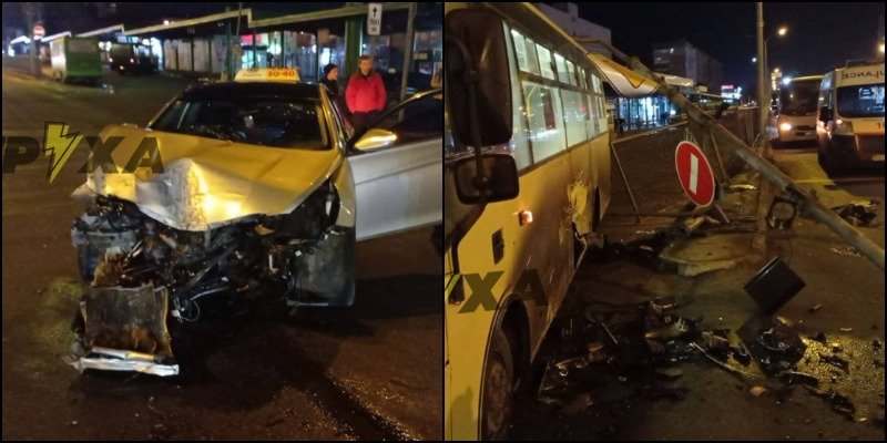 В Харькове водитель влетел в столб и разбил автобус