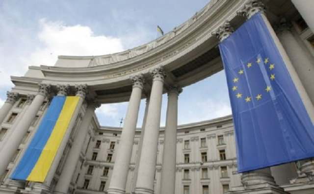 Двух подозреваемых в коррупции украинских дипломатов отозвали из Польши