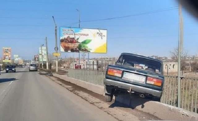 В Запорожской области автомобиль вылетел с проезжей части и повис над мостом (ФОТО)