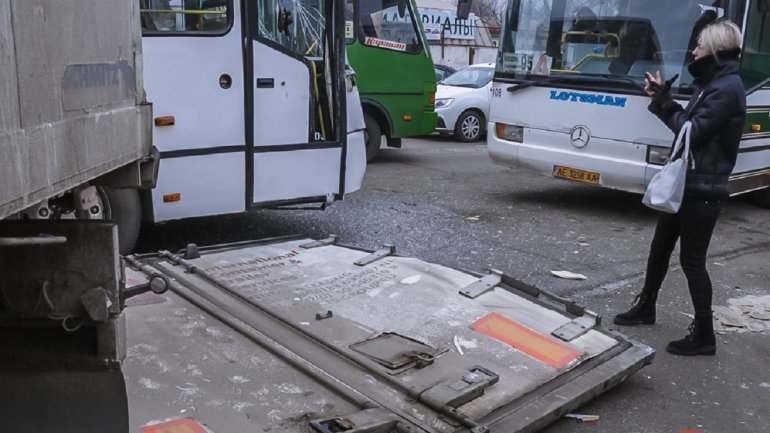 В Днепре на улице Калиновой столкнулись грузовик и пассажирский автобус (ВИДЕО)