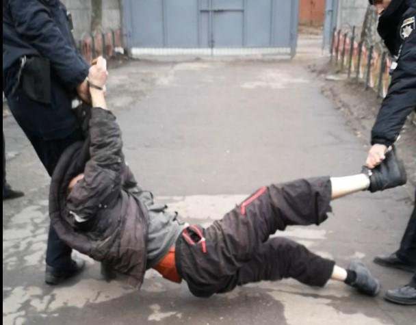 В Сумах полицейские мучили мужчину с инвалидностью на глазах у очевидцев (ФОТО)