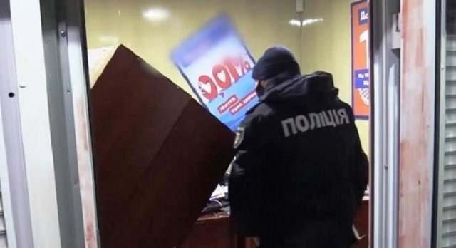 В Киеве двое мужчин ограбили офис быстрых кредитов (ВИДЕО)