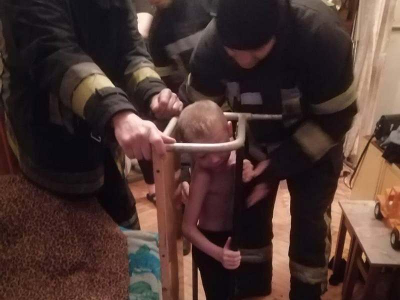 В Запорожье спасатели освободили ребенка, застрявшего в мебельной конструкции (ФОТО)