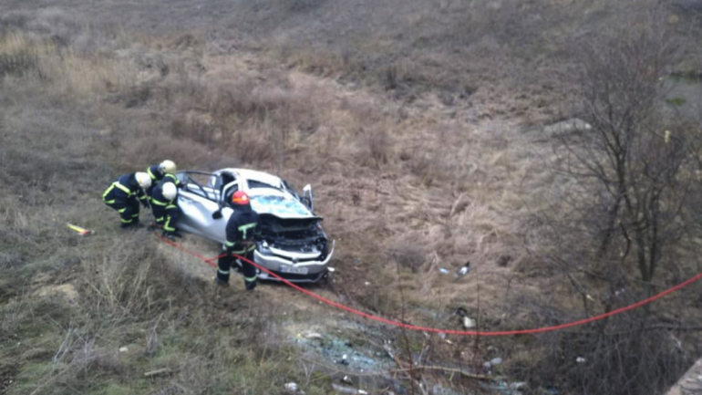 На Днепропетровщине спасатели деблокировали тело водителя из покореженного авто